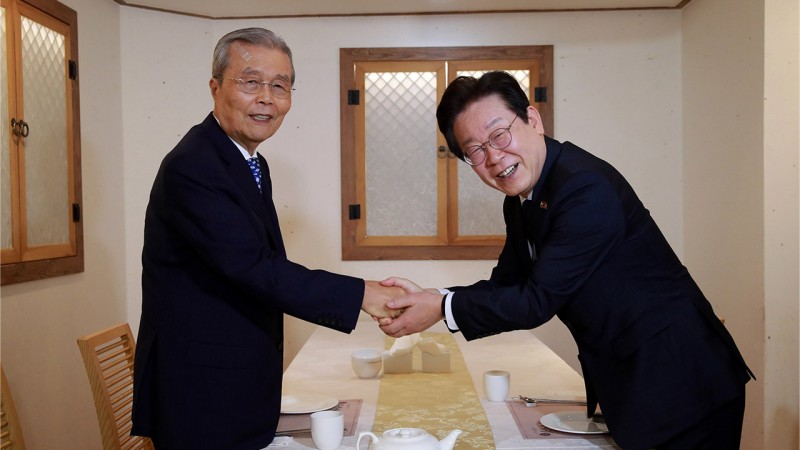 <b>이재명</b>, <b>김종인</b>과 오찬 <b>회동</b>‥"옳은 길 가기 위한 조언 구해"