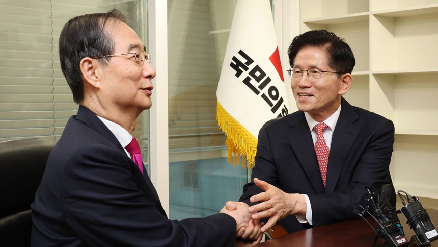 지난 11일 국민의힘 대선후보 사무실에서 회동한 한덕수 전 총리와 김문수 후보 [자료사진]