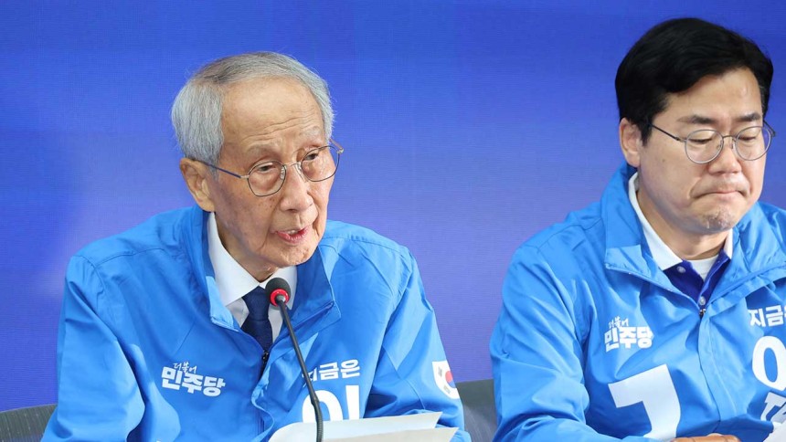 투표 독려하는 윤여준 상임총괄선대위원장