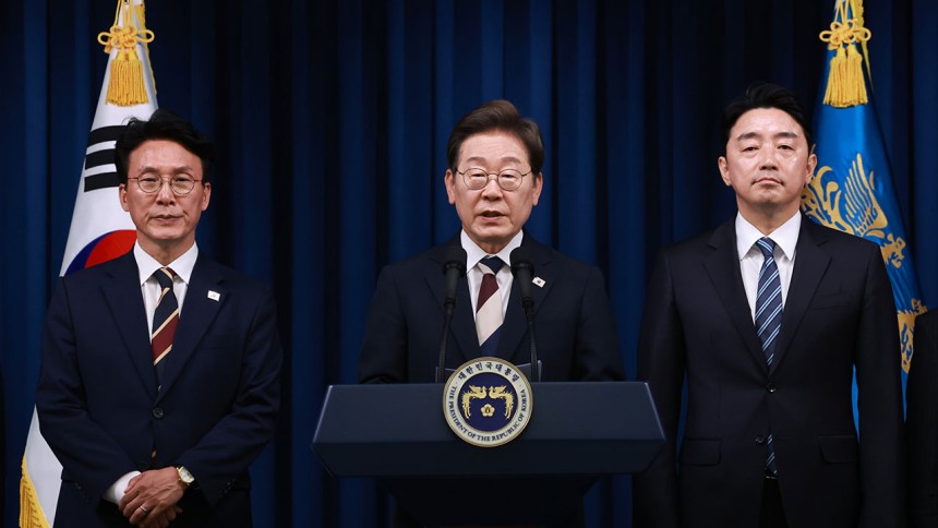 이재명 대통령이 4일 서울 용산 대통령실 청사에서 국무총리 후보자로 김민석 의원(왼쪽), 대통령비서실장으로 강훈식 의원 등 첫 인선을 발표하고 있다