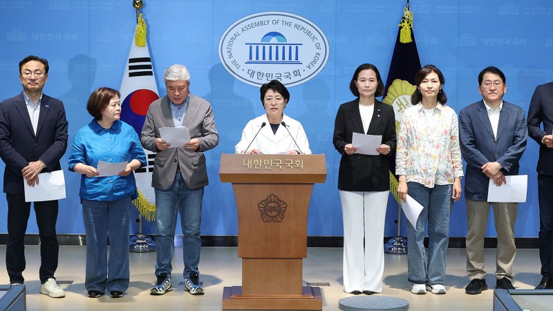 조국혁신당 "사법부, <b>이재명 대통령 재판</b> 즉각 <b>중단</b>해야"