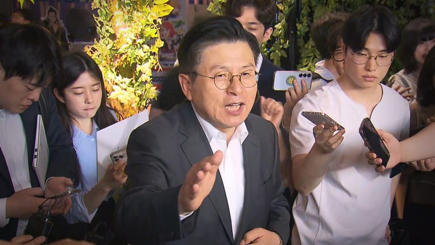 지난 5월 21일 영화 '부정선거, 신의 작품인가'를 관람한 뒤 기자들 질문에 답하는 황교안 전 총리 [자료사진]