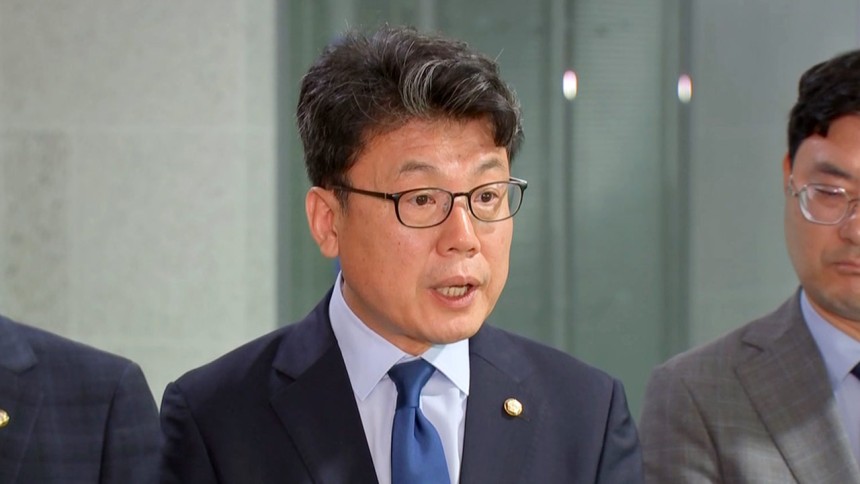 백브리핑하는 더불어민주당 진성준 정책위의장