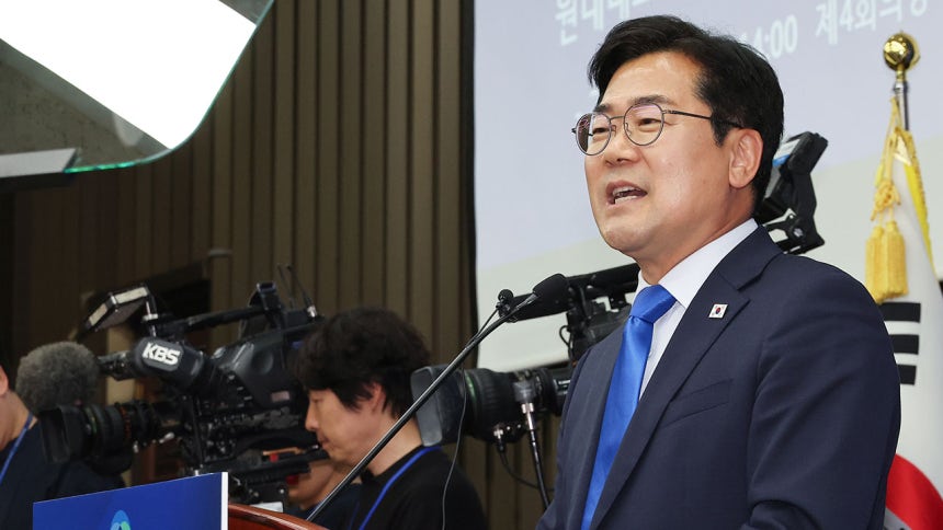 더불어민주당 박찬대 당 대표 직무대행 겸 원내대표가 지난 13일 서울 여의도 국회에서 열린 원내대표 선출 의원총회에서 인사말 하고 있다