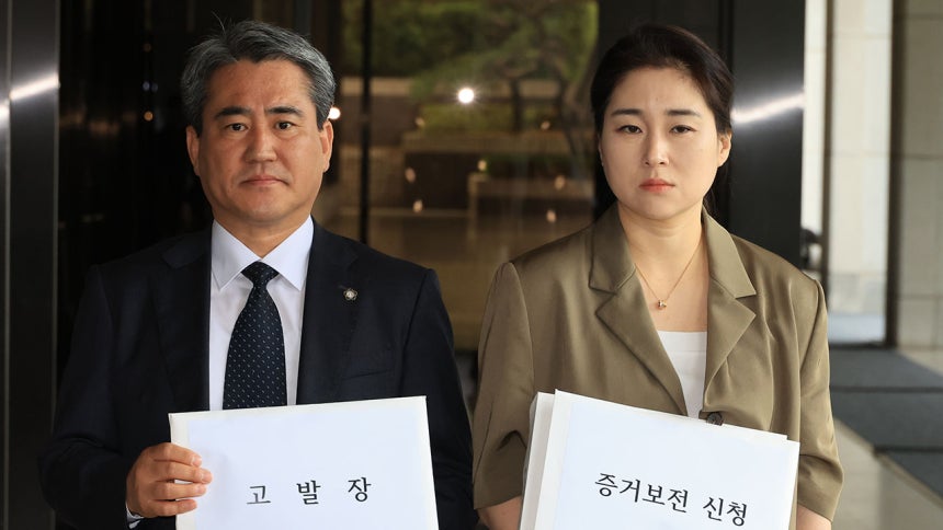 고발장 접수 위해 중앙지검 들어서는 윤석열 법률대리인단 