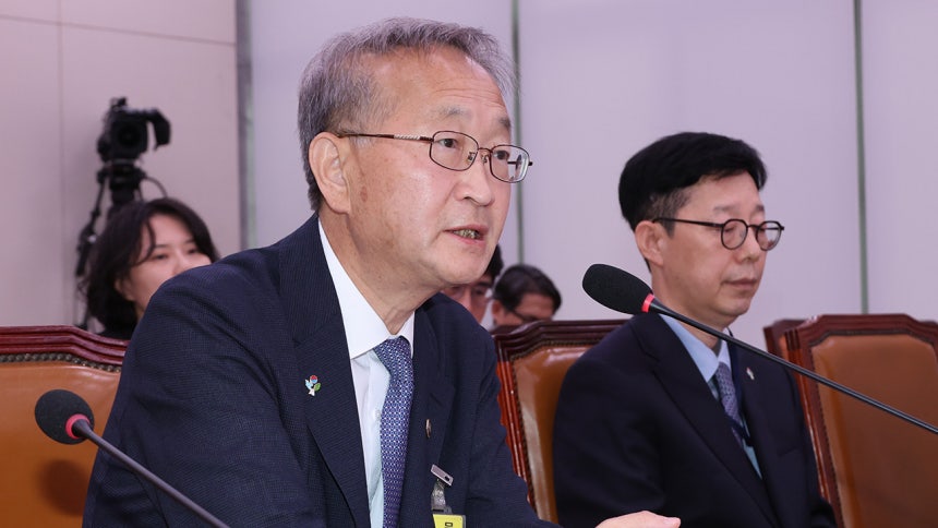 답변하는 김남중 통일부 차관