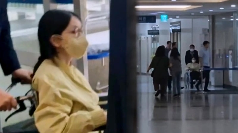 <b>김건희 여사</b>, 서울아산병원 <b>퇴원</b>‥尹, 휠체어 밀고 이동