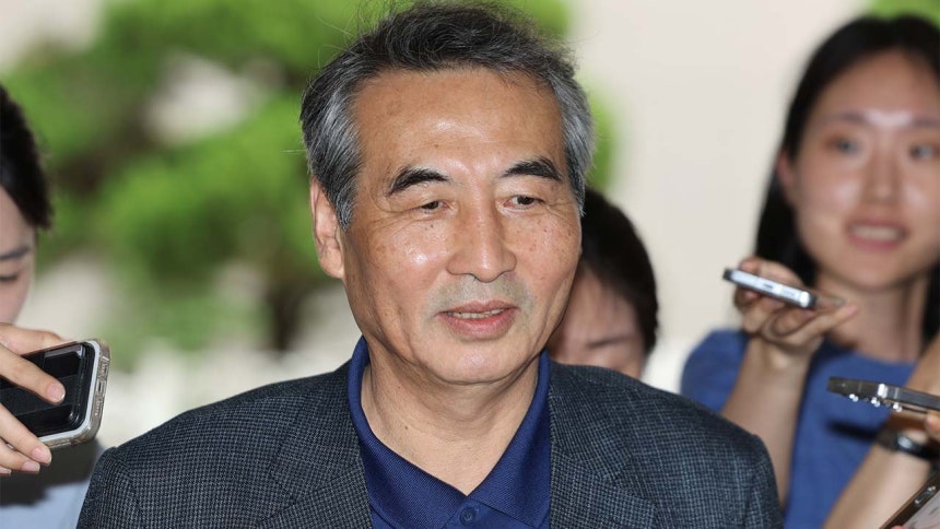 민중기 특별검사가 29일 서울 서초구에 마련된 특검팀 사무실로 출근하고 있다.