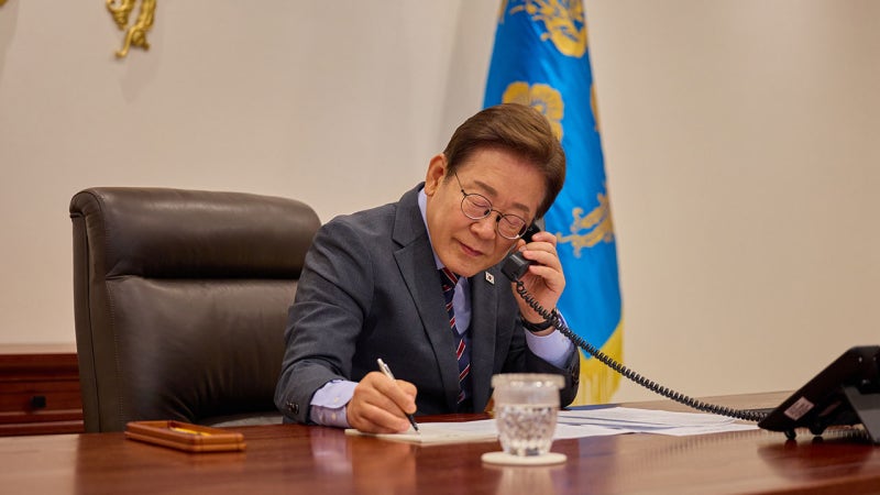 <b>이재명</b> 대통령, <b>싱가포르</b> 총리와 첫 <b>통화</b>‥"양국 협력의 성과 기쁘게 생...
