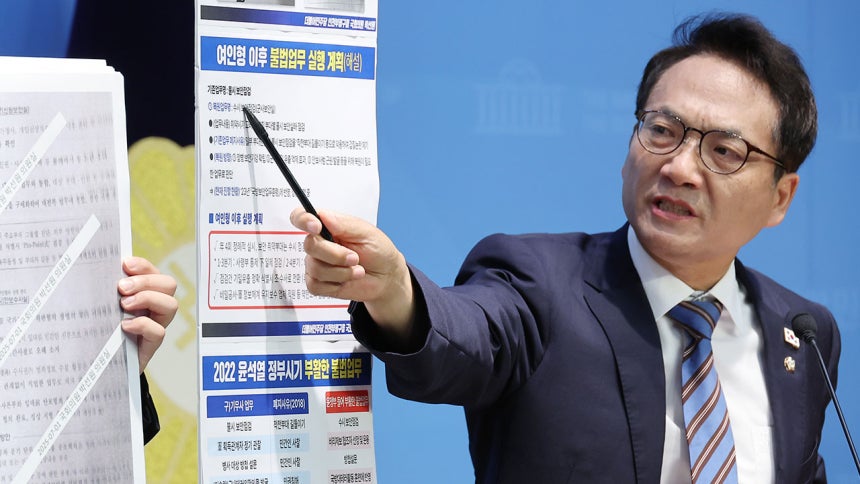 국군방첩사령부 문건 공개 관련 기자회견하는 박선원 의원
