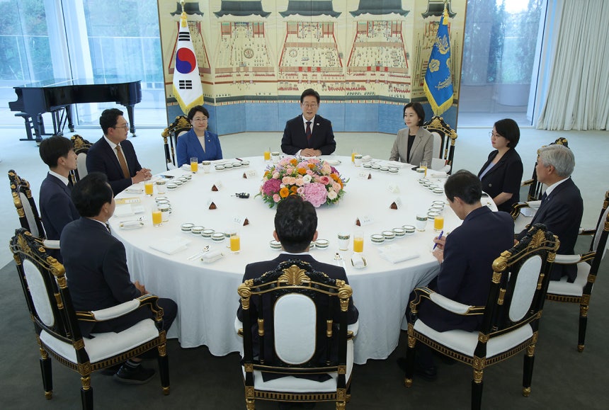 비교섭단체 5당 지도부와 오찬 회동하는 이재명 대통령