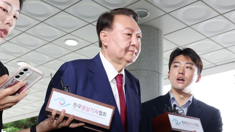 <b>내란특검</b>, <b>윤석열</b> 상대로 3시간 동안 오전 <b>조사</b> 진행