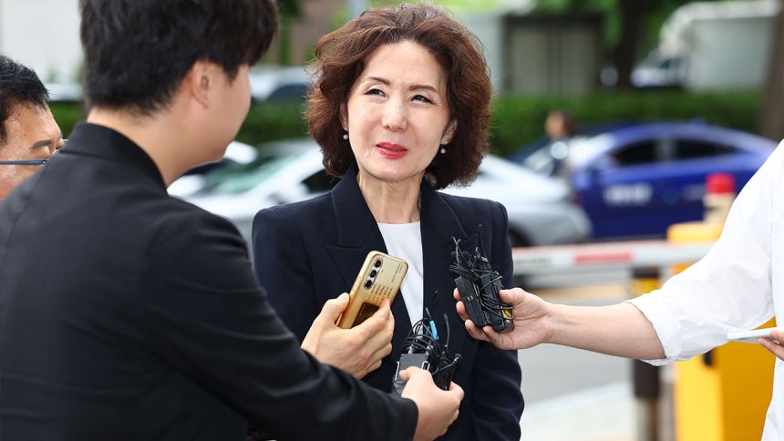 취재진 질문 듣는 이진숙 교육부 장관 후보자(2025.6.30)