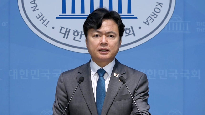 브리핑하는 더불어민주당 김현정 원내대변인