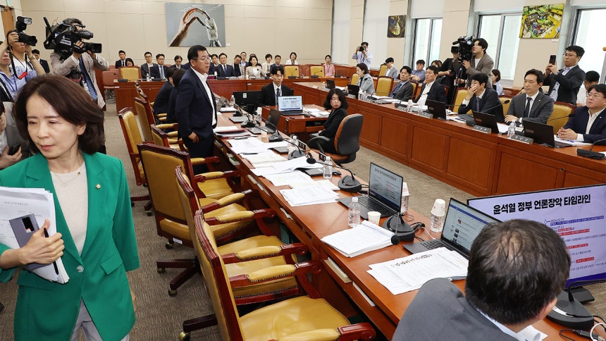 방송3법 관련한 의사진행에 항의하며 퇴장하는 국민의힘 의원들
