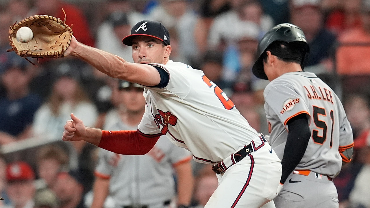 [MLB] <b>이정후</b>, 행운의 내야 안타 뒤 수비 실수‥김하성은 <b>허리 통증</b> 교체