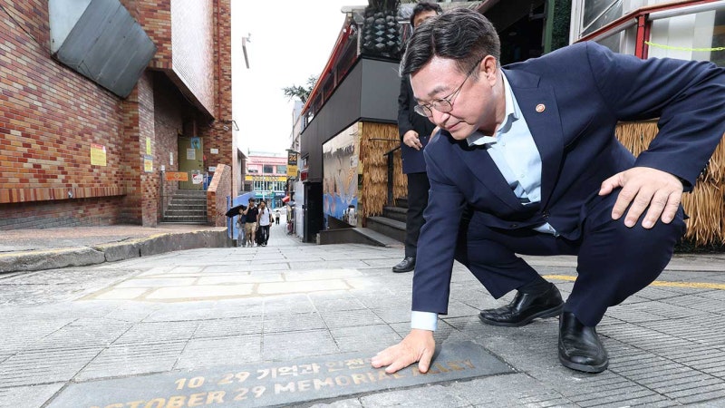 <b>윤호중</b> 행안장관, <b>이태원참사</b> 현장·추모공간 찾아 유가족 위로
