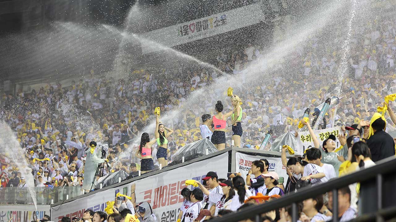 <b>프로야구</b> 역대 최소 경기 528경기 만에 9백만 <b>관중 돌파</b>