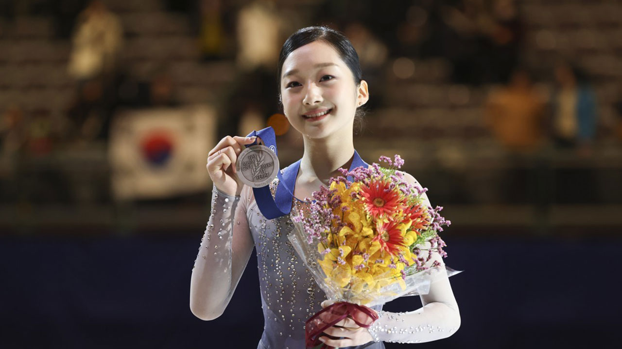 17세 <b>신지아</b>, 피겨 <b>시니어</b> 데뷔전 <b>동메달</b> 획득
