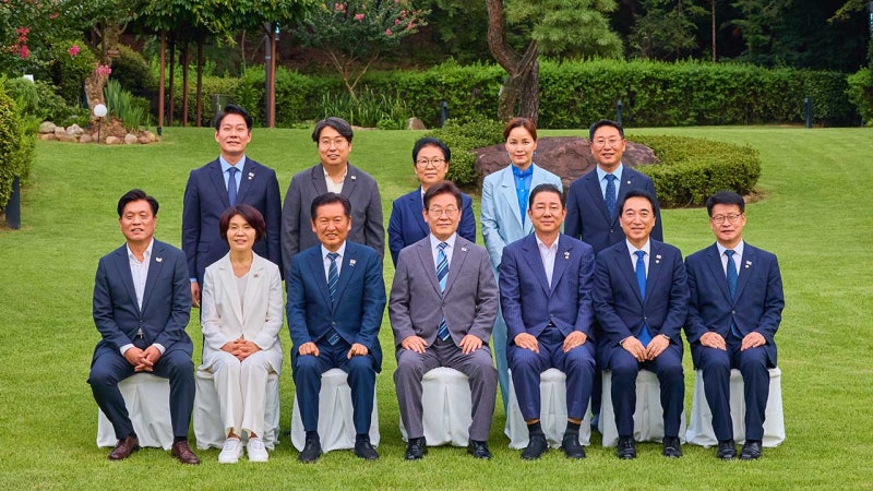 이 대통령-민주당 지도부 만찬‥"<b>검찰 개혁안</b> 추석 전까지 마련"