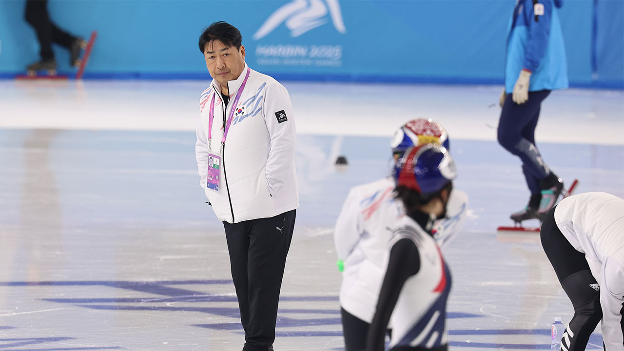 <b>쇼트트랙</b> 대표팀 <b>윤재명 감독 복귀</b>‥올림픽 5달 앞두고 정상화