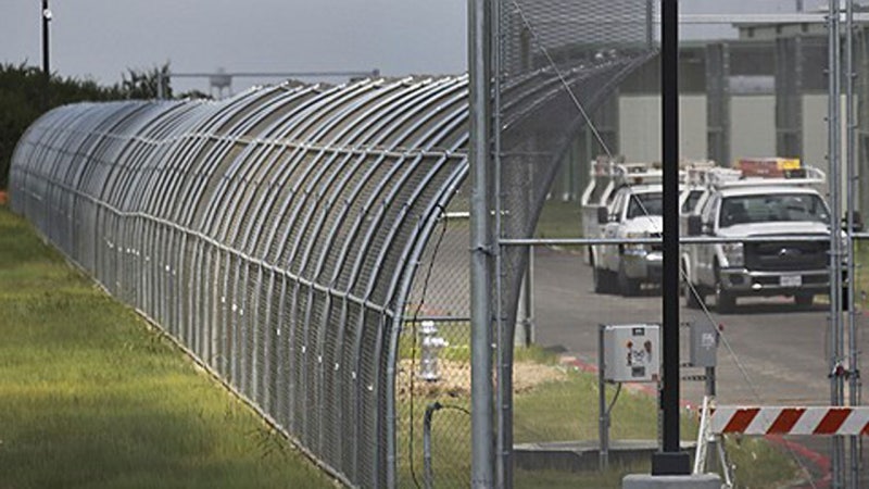 미 <b>댈러스 이민</b>당국 구금<b>시설</b>에 <b>총격</b> 1명 사망·2명 부상