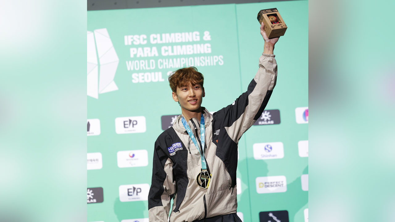 <b>스포츠클라이밍</b> <b>이도현</b>, 세계선수권 리드 남자부 <b>금메달</b>