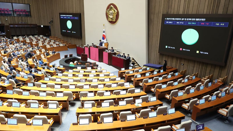 [속보] 국회, '<b>방송미디어통신위 신설</b>·이진숙 위원장 면직' 법안 통과