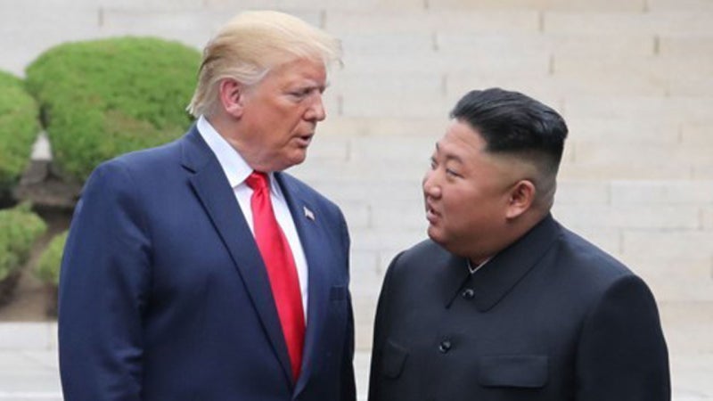 백악관 "<b>트럼프</b>, <b>김정은</b>과 전제조건 없는 <b>대화</b>에 열려 있어"