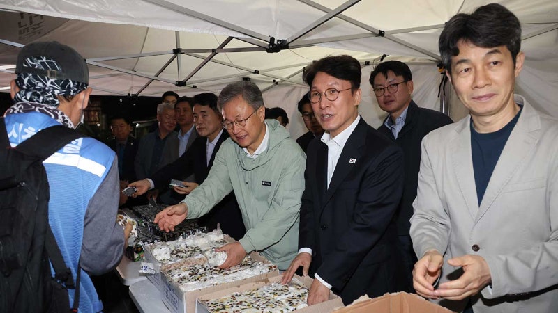 <b>김민석 총리</b>, 새벽 <b>인력시장</b> 찾아 "일자리 많이 늘리는 데 최선 다할 것...
