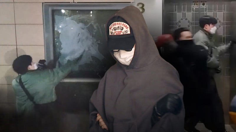 서부지법 난동 '<b>녹색점퍼남</b>' 항소심서 징역 3년으로 <b>감형</b>