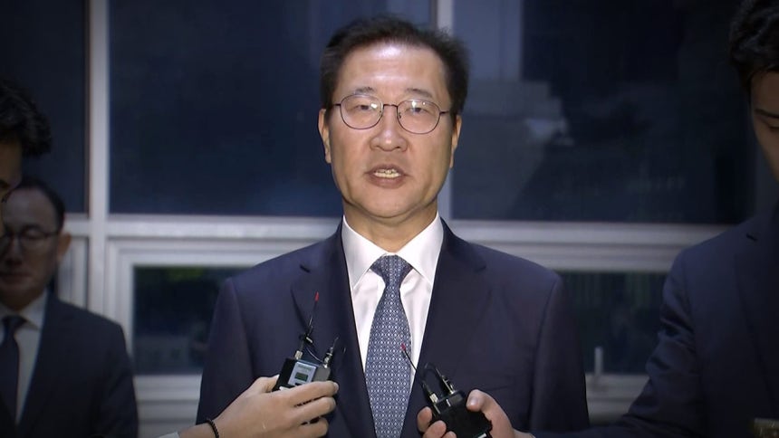 Former Minister Park Sung-jae leaving the detention center after the warrant dismissal