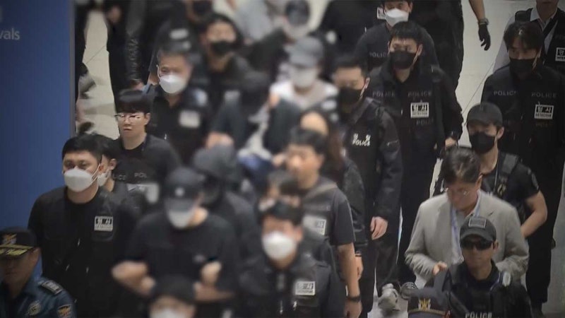 '<b>캄보디아</b> 구금' 한국인 64명 <b>송환</b>‥수갑 채워 압송
