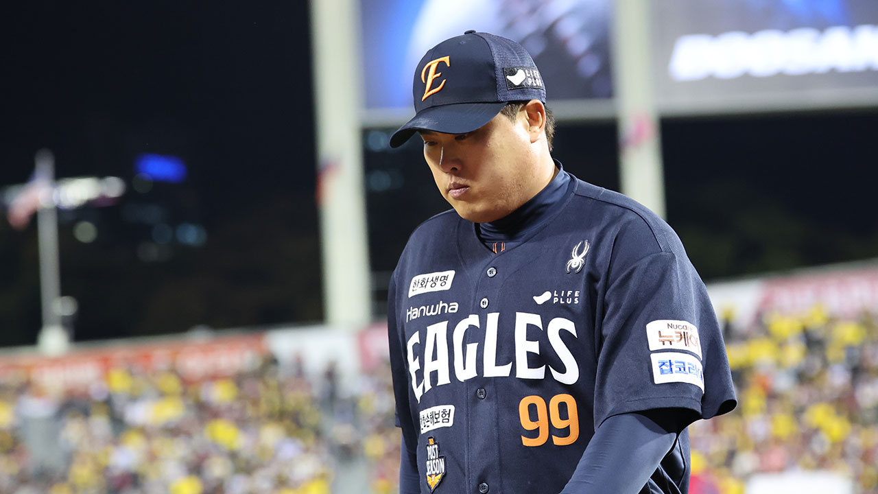 한화 <b>류현진</b>, 19년 만에 나선 한국시리즈서 '개인 PS <b>최다</b> 7<b>실점</b>'