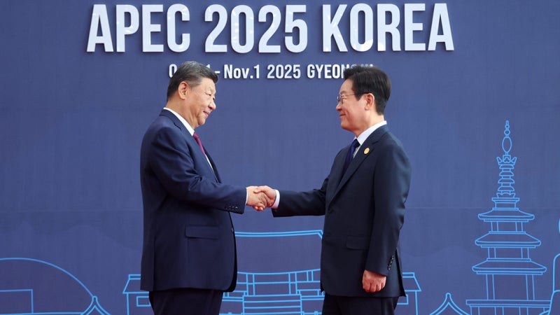 이 대통령, <b>APEC</b> <b>정상</b>회의장에서 시진핑 중국 국가주석과 첫 대면