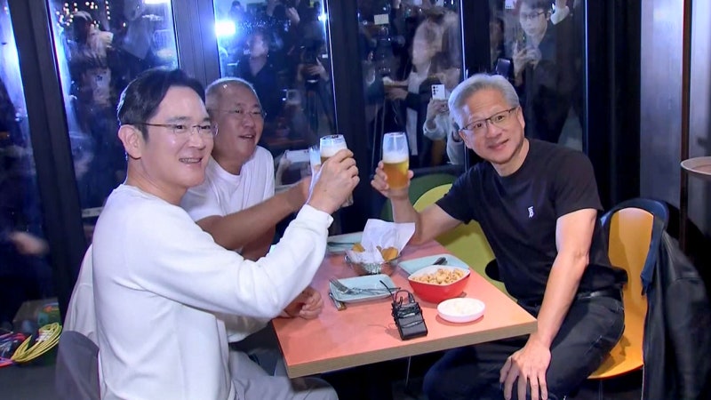 <b>젠슨 황</b>·이재용·정의선 '<b>치맥</b>' <b>회동</b>‥"깜짝 선물"