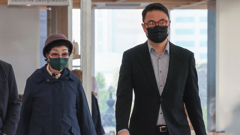 '양평 공흥지구 특혜' <b>김건희 모친</b>·<b>오빠 특검</b> 출석