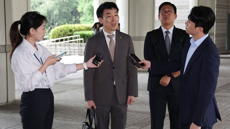 한덕수 재판부, <b>김용현</b>측 <b>변호인</b> '법정질서 위반' <b>감치</b> 15일 <b>결정</b>