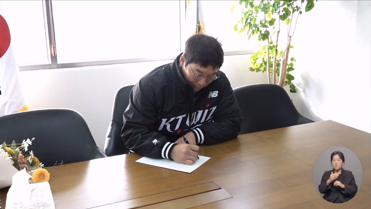 'KS MVP' 김현수, 3년 50억 원에 <b>kt</b>행‥<b>FA계약</b> 3번에 255억 원
