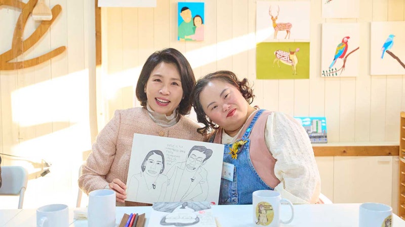 <b>김혜경 여사</b>, <b>발달장애인</b> 작가 정은혜 전시회 관람‥"길 개척하는 용기...