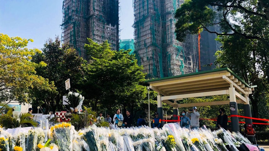 홍콩 아파트 화재 현장 인근에 추모 꽃다발이 놓여있다.[연합뉴스/타스통신 제공]