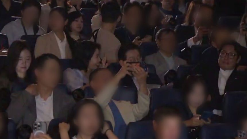 지난 8월,영화 관람 전 이재명 대통령이 시민이 건넨 편지를 읽는 모습