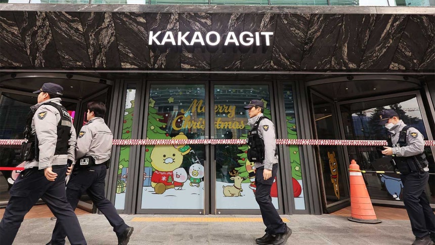 수색작업이 진행 중인 카카오 판교아지트 (2025.12.15) [자료사진]