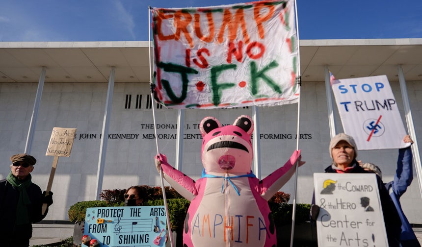 트럼프-케네디 센터로 명칭 변경된 건물 앞에서 반대 시위하는 미국인들 [AP=연합뉴스]