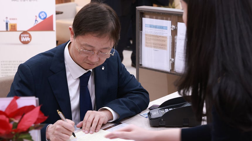 이찬진 금융감독원장,첫 출시 IMA 가입 [연합뉴스/금감원 제공]