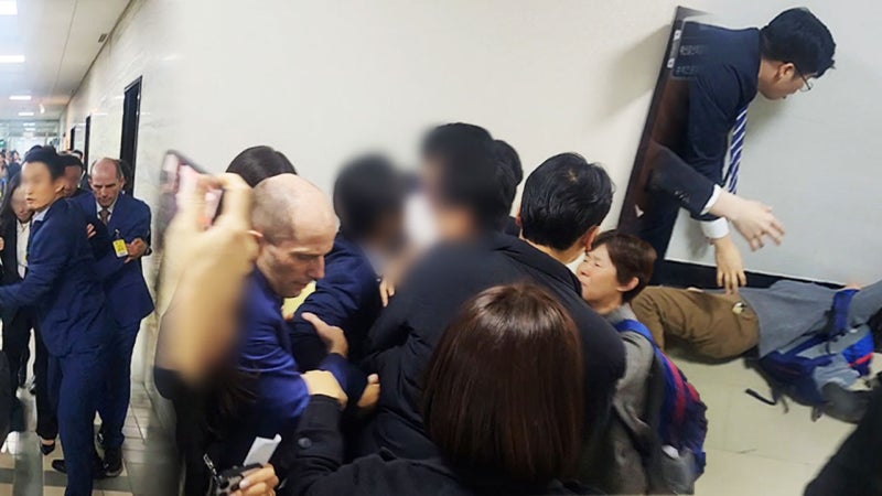 "잡지 마!" 쿠팡 로저스 '육탄방어'‥바닥 쓰러진 유족 또 '피눈물' [현장영상]