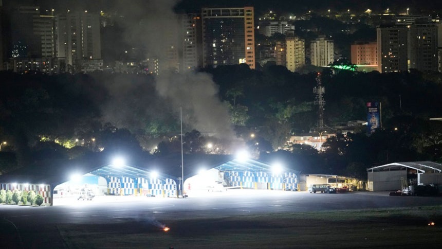 연기 피어오르는 베네수엘라 수도 카라카스의 한 공항