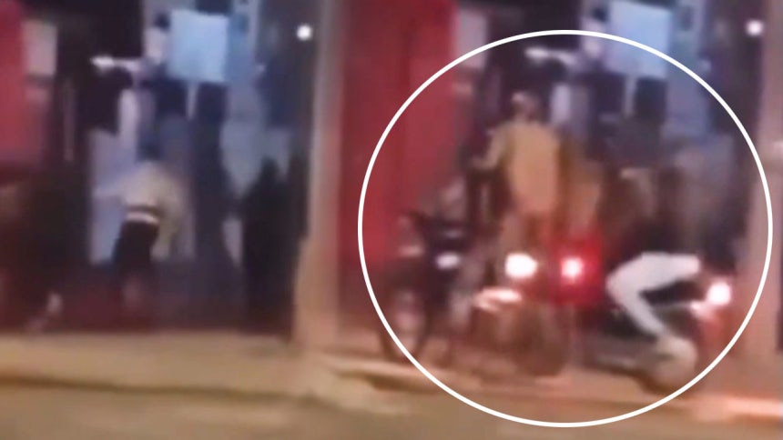 도망치는 시민 향해 총 쏘는 군인들 [X(@visegrad24) 영상 갈무리]