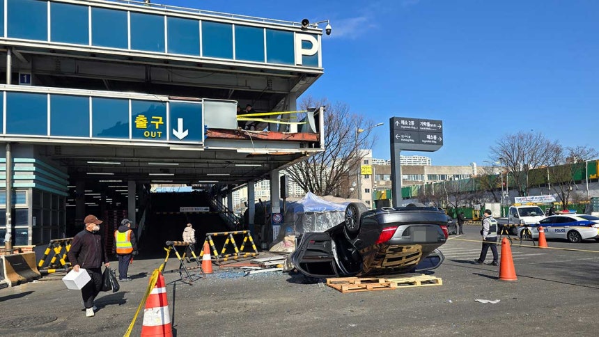 송파구 가락동농수산물종합도매시장 주차장 벽 뚫고 차량 추락 [제보사진]