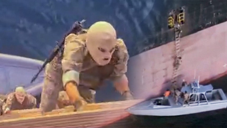 이란 국영 방송이 공개한 민간 선박 나포 영상 갈무리